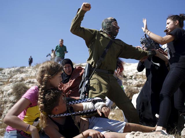 Bé gái Palestine cắn tay lính Israel giải cứu bạn - 5