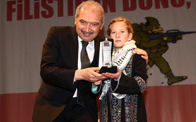 Bé gái Palestine cắn tay lính Israel giải cứu bạn - 7