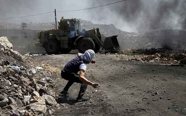 Bé gái Palestine cắn tay lính Israel giải cứu bạn - 8