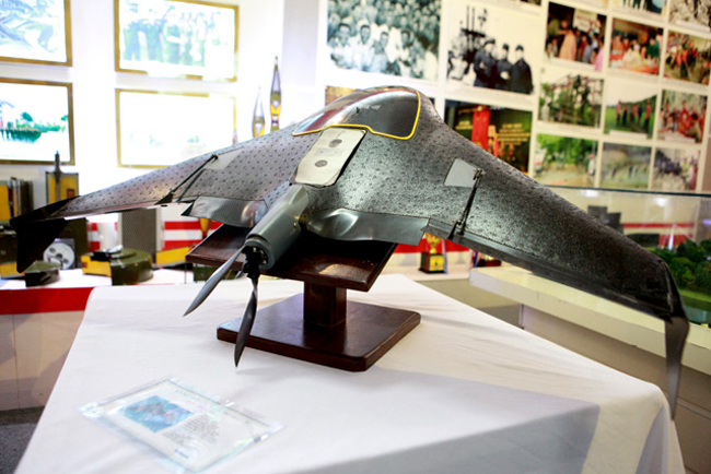 Cận cảnh chiếc máy bay không người lái đang được trưng bày tại triển lãm Giảng Võ (Hà Nội) trong khuôn khổ Triển lãm 70 năm thành tựu kinh tế - xã hội, vừa khai mạc vào tối 28.8.