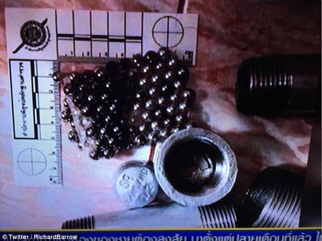 Những viên bi và ống sắt được cho là để chế tạo bom được tìm thấy trong căn hộ của nghi phạm.