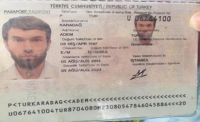 Theo thông tin ghi trên hộ chiếu, nghi phạm có tên là Adem Karadag, 28 tuổi và mang quốc tịch Thổ Nhĩ Kỳ. Tuy nhiên, cảnh sát cho biết đây là hộ chiếu giả.