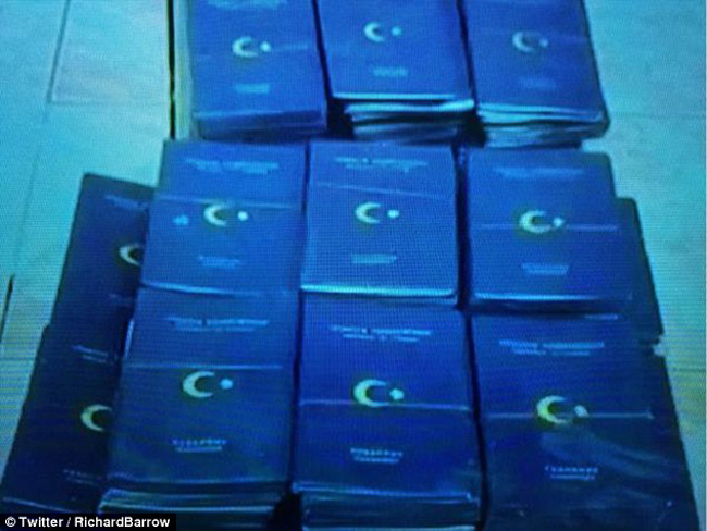 Một số lượng lớn hộ chiếu Thổ Nhĩ Kỳ giả được tìm thấy trong căn hộ của nghi phạm.