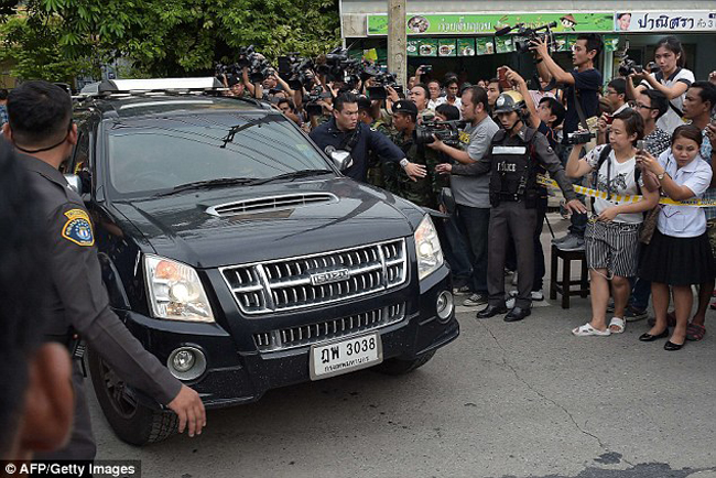 Hơn 100 cảnh sát mặc thường phục đã đột kích vào căn hộ của nghi phạm ở ngoại ô Bangkok vào chiều 29.8.