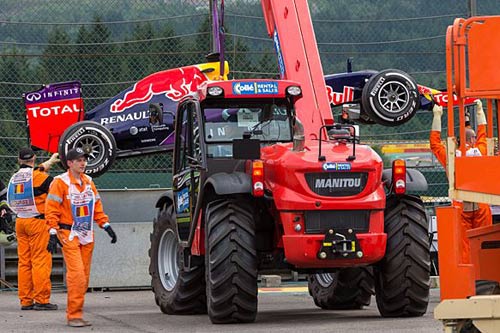 F1, Vettel nổ lốp: Lỗi Ferrari hay Pirelli - 1