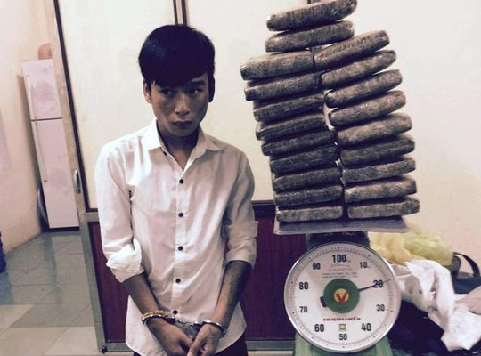 18 tuổi thuê taxi “ôm” 20 bánh cần sa từ Vinh ra Hà Nội - 1