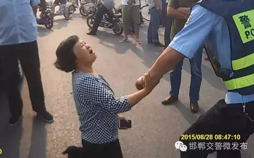TQ: Một phụ nữ và nhiều CSGT quỳ gối giữa đường - 2