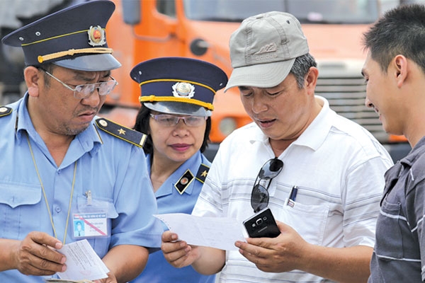 Nữ thanh tra “thép” khiến tài xế xe quá tải khiếp vía - 2