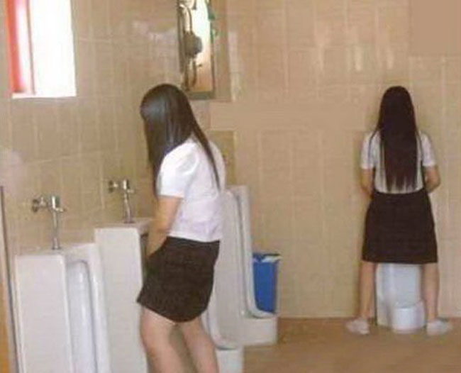 Phải chăng các cô đã vào nhầm phòng WC.
