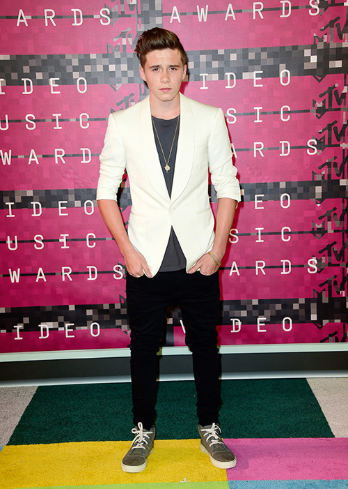 Miley Cyrus mặc kỳ cục trên thảm đỏ MTV VMAs - 7