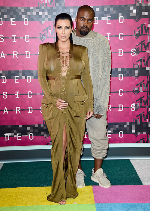 Miley Cyrus mặc kỳ cục trên thảm đỏ MTV VMAs - 2