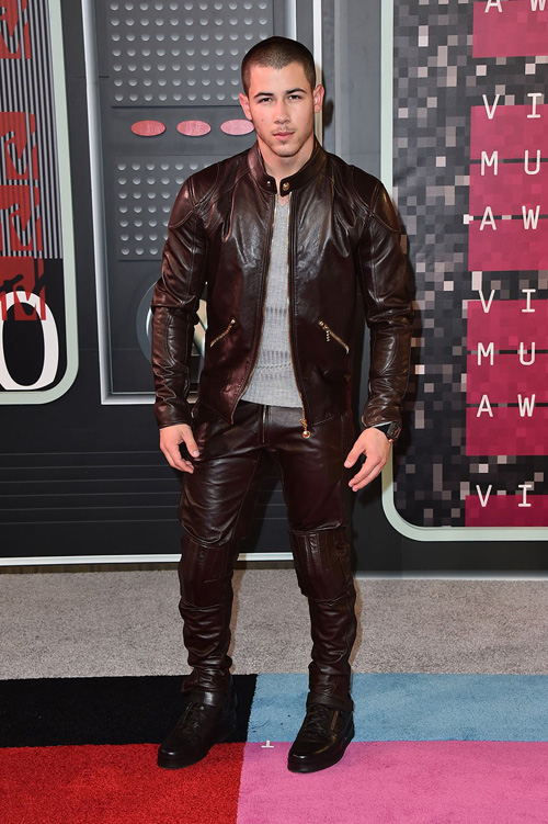 Miley Cyrus mặc kỳ cục trên thảm đỏ MTV VMAs - 3