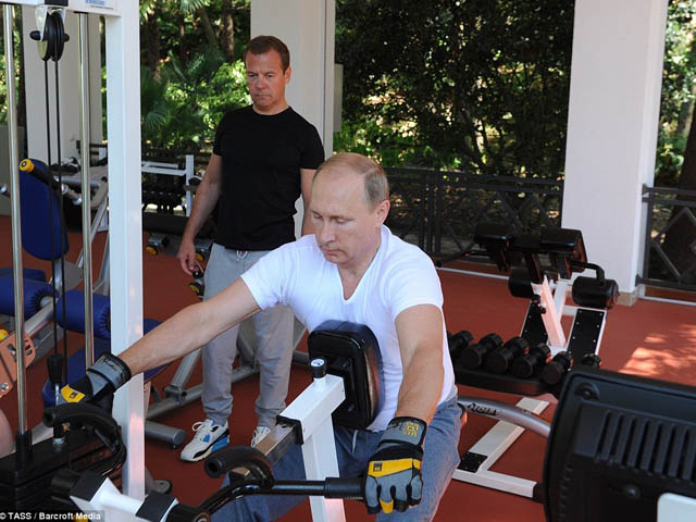Tổng Thống Putin, Thủ tướng Medvedev &#34;đọ dáng&#34; trong phòng tập thể hình - 1