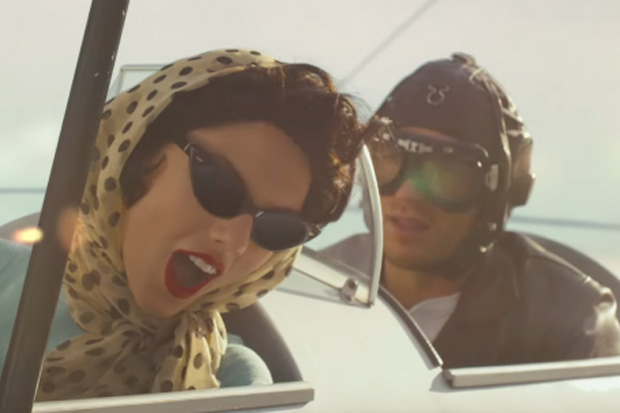 Taylor Swift khóa môi sư tử châu Phi trong MV mới - 1