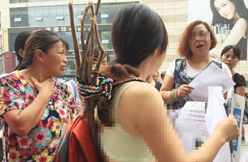 Mẹ cởi áo trên phố tìm con gái bị bạch cầu - 3