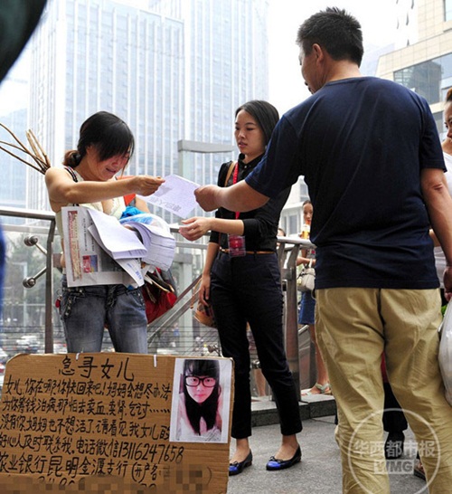 Mẹ cởi áo trên phố tìm con gái bị bạch cầu - 6