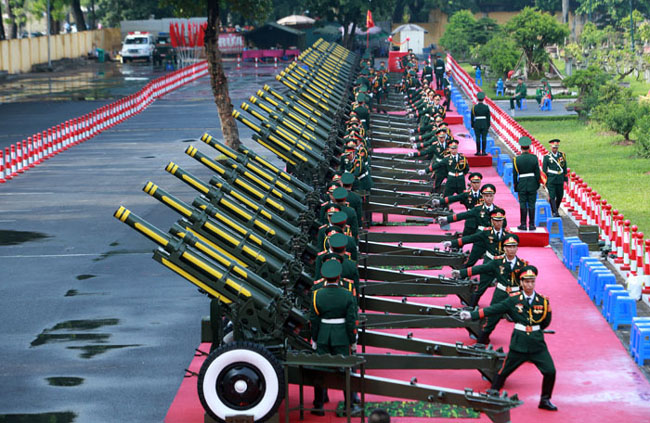 25 khẩu đại bác được đặt ngay ngắn tại sân Hoàng thành Thăng Long.