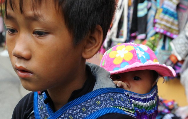 Ám ảnh ánh mắt những đứa trẻ mưu sinh ở Sapa - 3