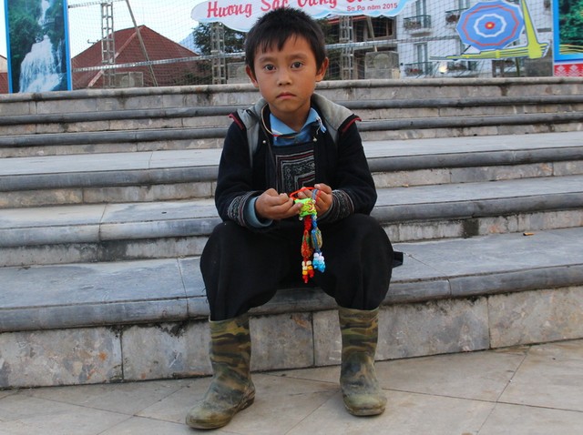 Ám ảnh ánh mắt những đứa trẻ mưu sinh ở Sapa - 4