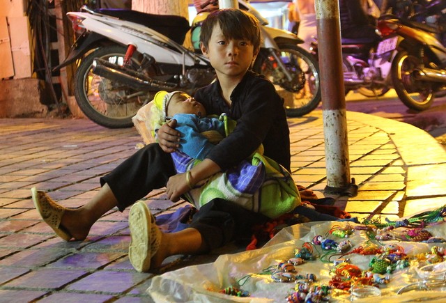 Ám ảnh ánh mắt những đứa trẻ mưu sinh ở Sapa - 6