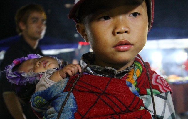 Ám ảnh ánh mắt những đứa trẻ mưu sinh ở Sapa - 13