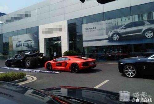 Dùng 3 siêu xe bịt cửa showroom vì mua phải xe... hỏng - 2