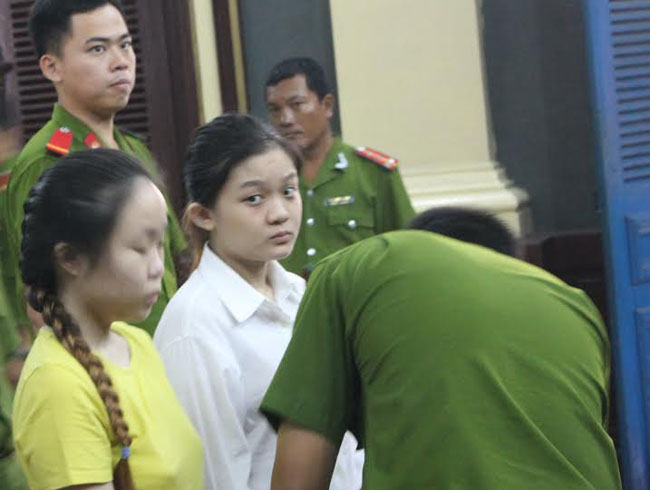 Nữ bị cáo người nước ngoài được trả tự do ngay tại tòa - 1