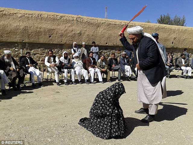 Afghanistan: Ngoại tình, đôi nam nữ quỳ gối chịu phạt đánh 100 roi - 1
