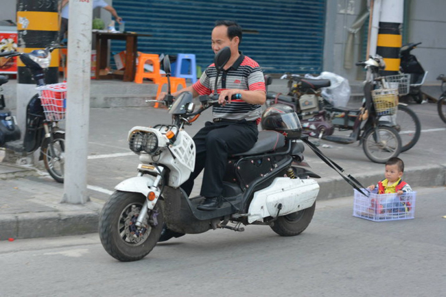 Hôm nay co "đại ca" ra đường hóng gió.
