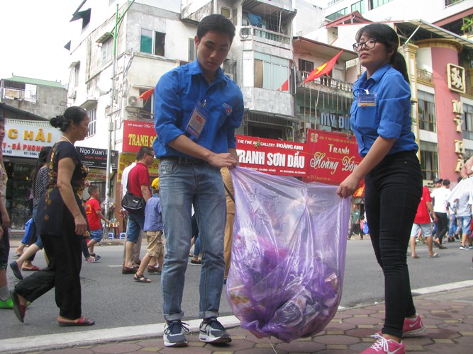 Sau lễ, người dân &#34;vô tư&#34; xả rác, thanh niên lúi húi dọn - 10