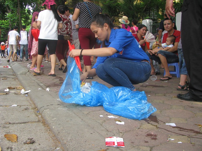 Sau lễ, người dân &#34;vô tư&#34; xả rác, thanh niên lúi húi dọn - 12