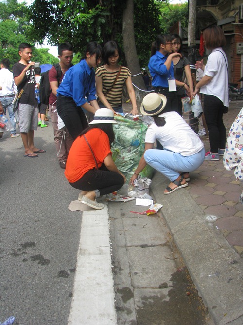 Sau lễ, người dân &#34;vô tư&#34; xả rác, thanh niên lúi húi dọn - 8