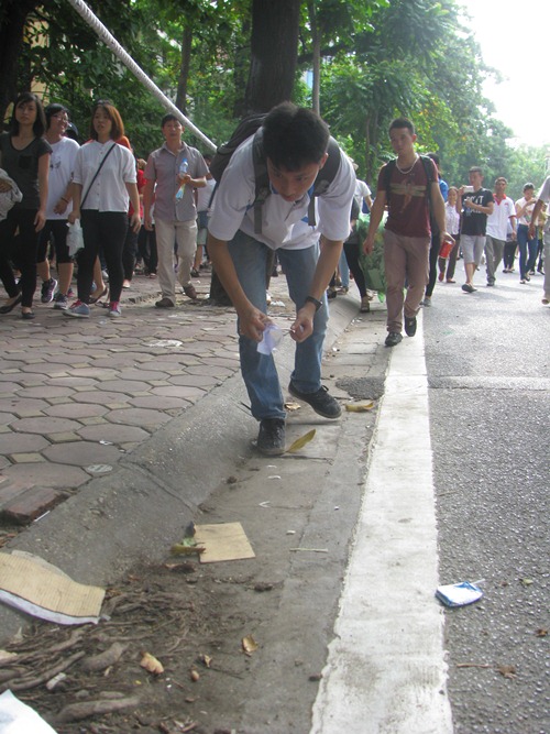 Sau lễ, người dân &#34;vô tư&#34; xả rác, thanh niên lúi húi dọn - 9