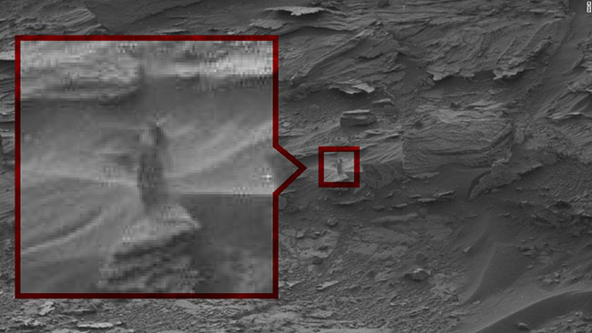 Ngay cả NASA cũng phải thốt lên đây là một bức ảnh kỳ quặc. Nó trông giống như một người phụ nữ đang di chuyển trên cát trên Sao Hỏa.