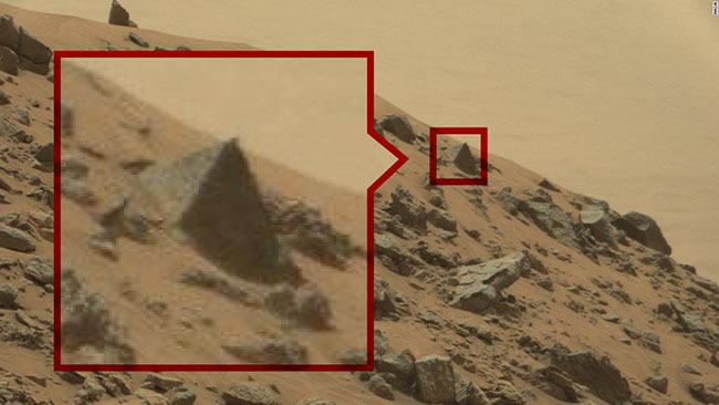 Chi tiết trong ảnh có kích thước như một chiếc xe hơi, và được bình luận là một kim tử tháp bị chôn vùi dưới cát.