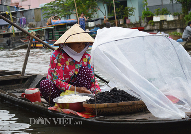 Không thể thiếu các gánh hàng rong trên sông, bày bán thức ăn sáng cho các tiểu thương và khách đi chợ.
