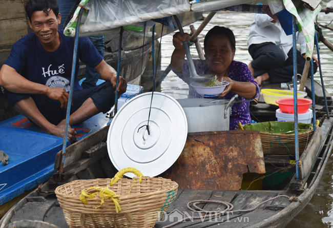 Bún riêu, món ăn bình dân ở chợ Ngã Năm.
