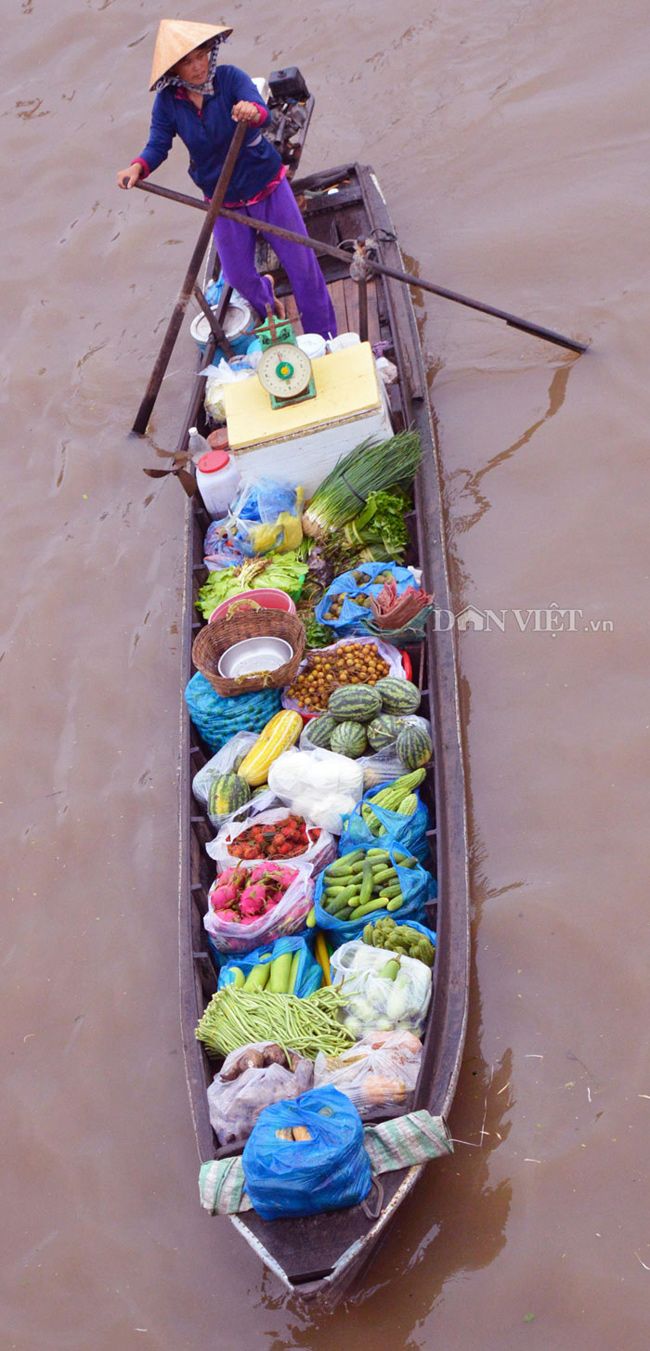 Các mặt hàng thiết yếu đươc bày bán trên chợ nổi.
