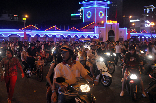 Hàng ngàn người đổ về trung tâm Sài Gòn xem pháo hoa - 1
