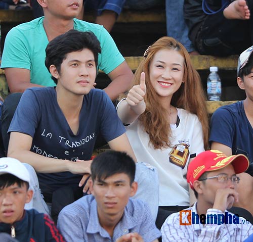 Người đẹp Cần Thơ đội nắng xem đua mô tô tốc độ - 1