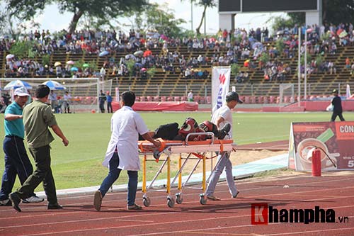 Người đẹp Cần Thơ đội nắng xem đua mô tô tốc độ - 10