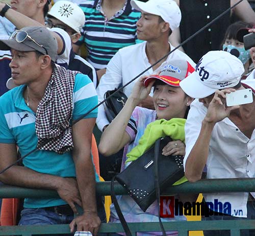 Người đẹp Cần Thơ đội nắng xem đua mô tô tốc độ - 11