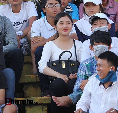 Người đẹp Cần Thơ đội nắng xem đua mô tô tốc độ - 12