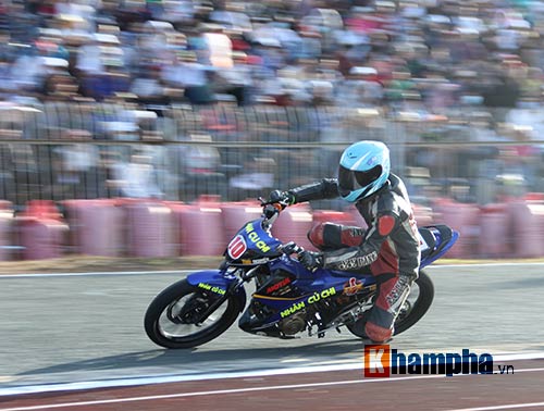 Người đẹp Cần Thơ đội nắng xem đua mô tô tốc độ - 13