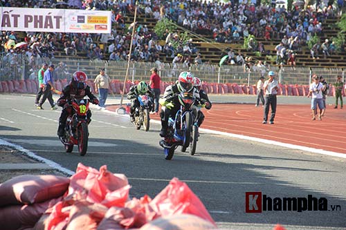 Người đẹp Cần Thơ đội nắng xem đua mô tô tốc độ - 14