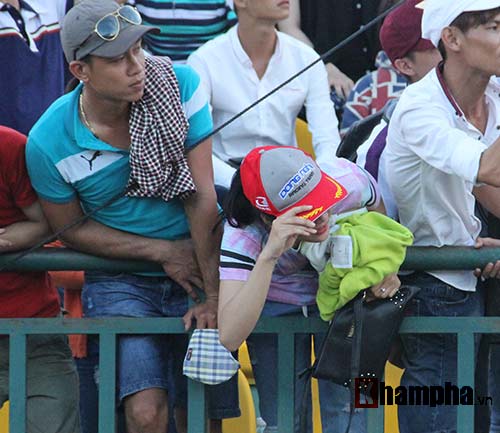 Người đẹp Cần Thơ đội nắng xem đua mô tô tốc độ - 15