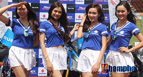 Người đẹp Cần Thơ đội nắng xem đua mô tô tốc độ - 3