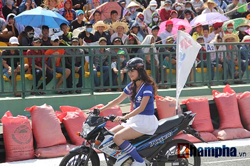 Người đẹp Cần Thơ đội nắng xem đua mô tô tốc độ - 4