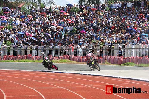 Người đẹp Cần Thơ đội nắng xem đua mô tô tốc độ - 6