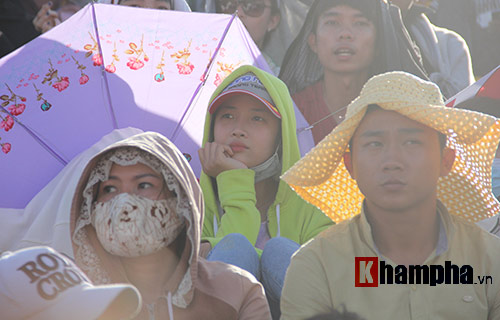 Người đẹp Cần Thơ đội nắng xem đua mô tô tốc độ - 7